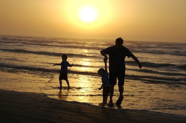 IMAGE: http://i197.photobucket.com/albums/aa193/mommy2_2monkeys/IMG_4010.jpg